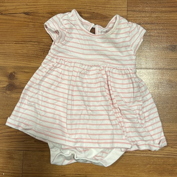 6 assorted bodysuits - Picture 3 of 7